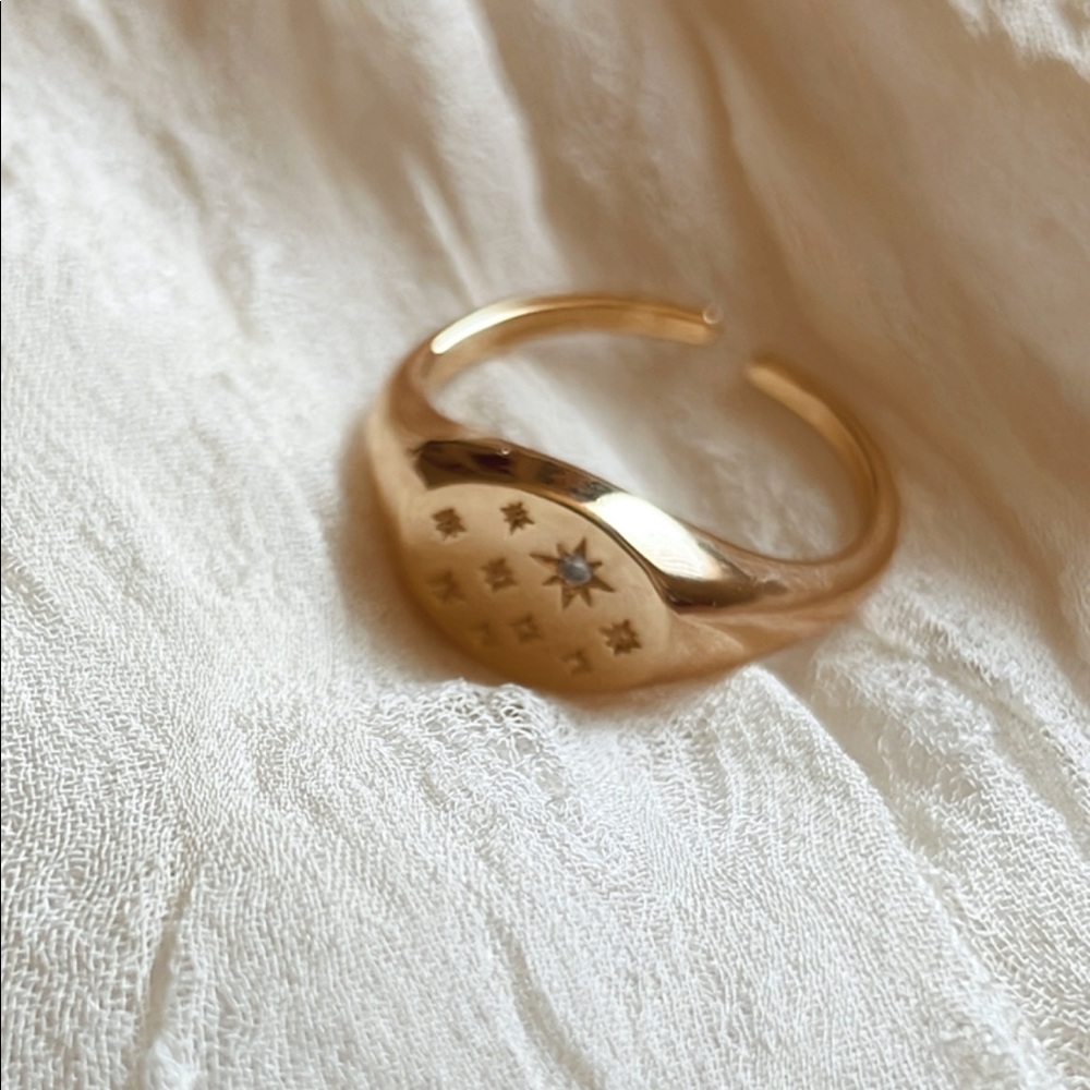 Etoile Signet Ring - Picture 2 of 4